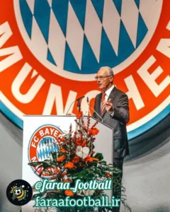 فرانس بکن بایر در بایرن در حال سخنرانی